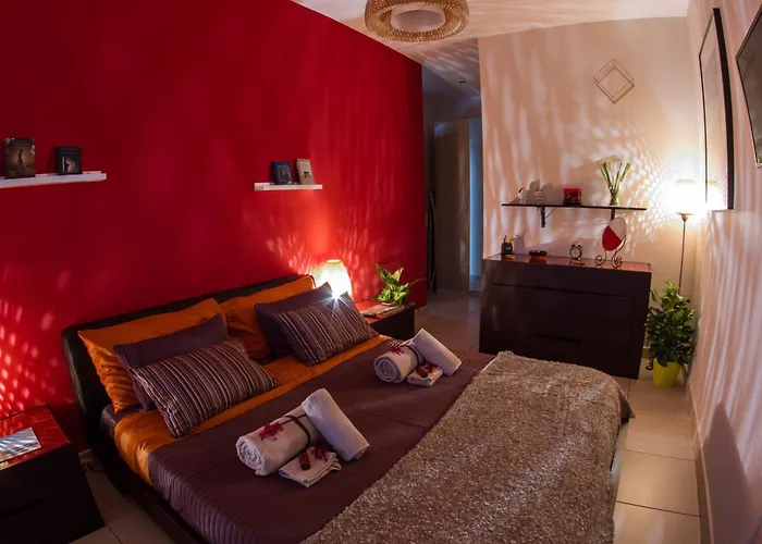 Luxury Apartment *
